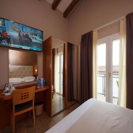 Hotel Clarin 14 By Dori Πεσκιέρα ντελ Γκάρντα Εξωτερικό φωτογραφία
